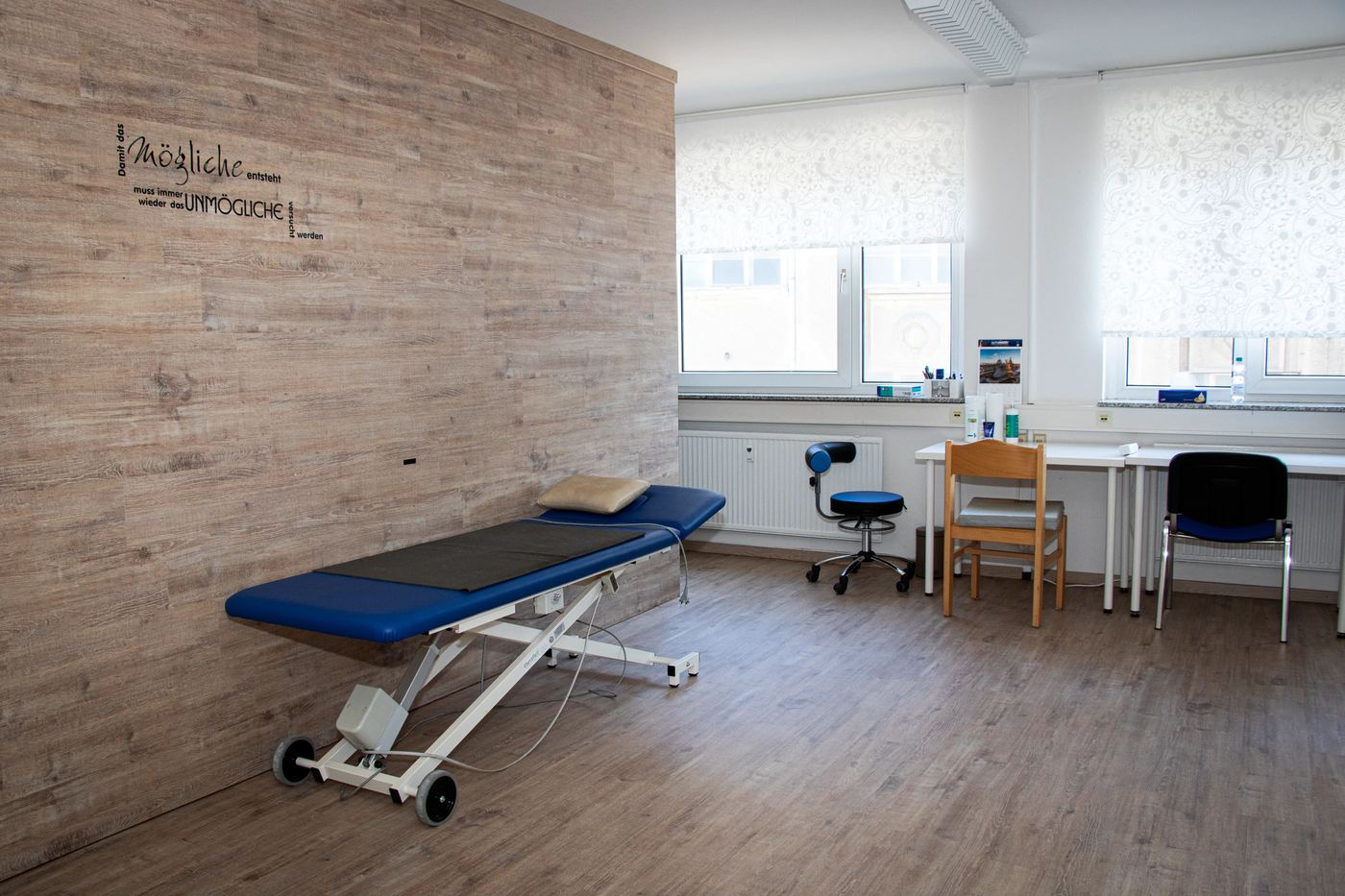 Therapiezimmer mit Holzwand
