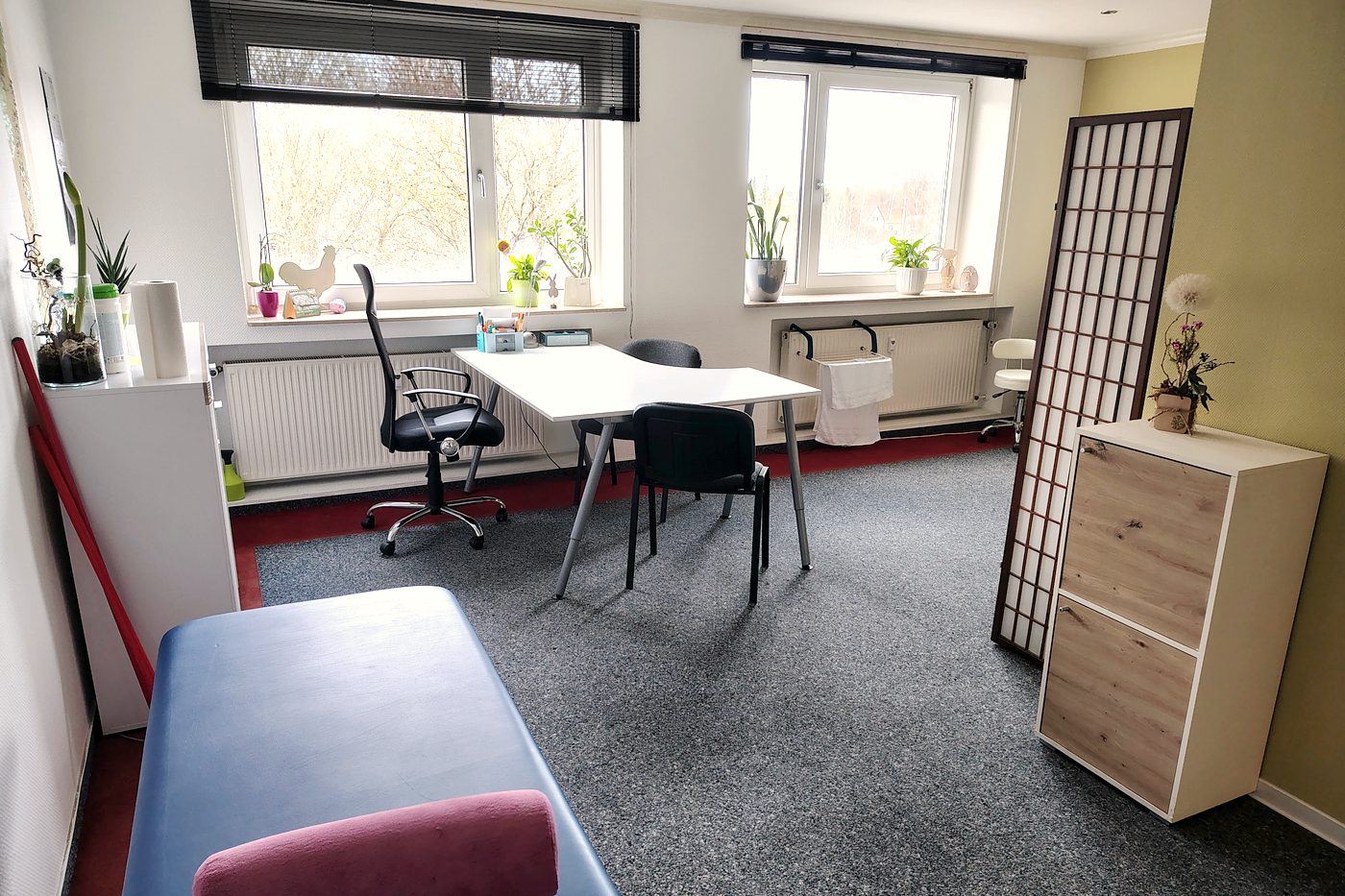 Therapiezimmer mit Liege und Fenster