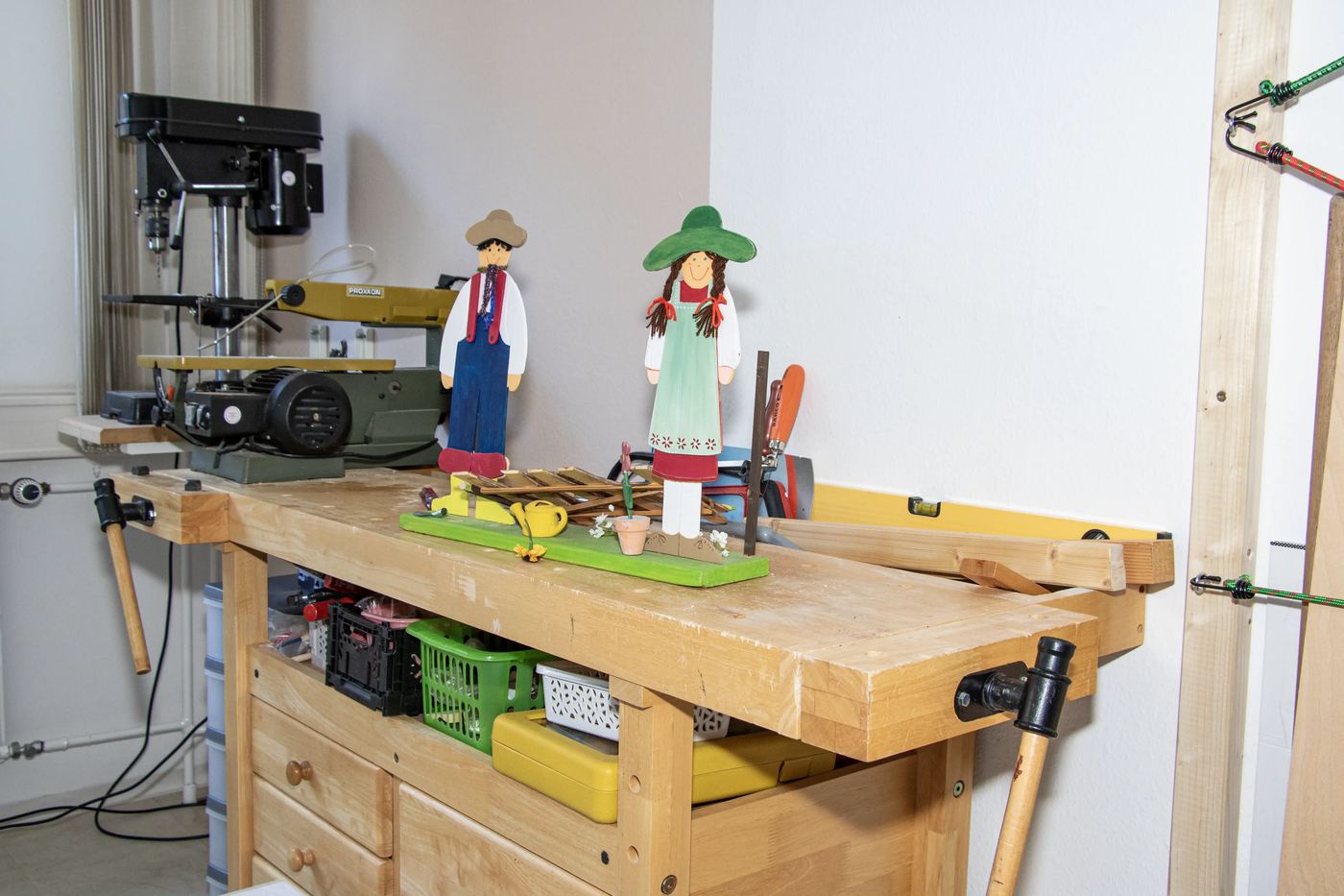 Werkbank mit Figuren